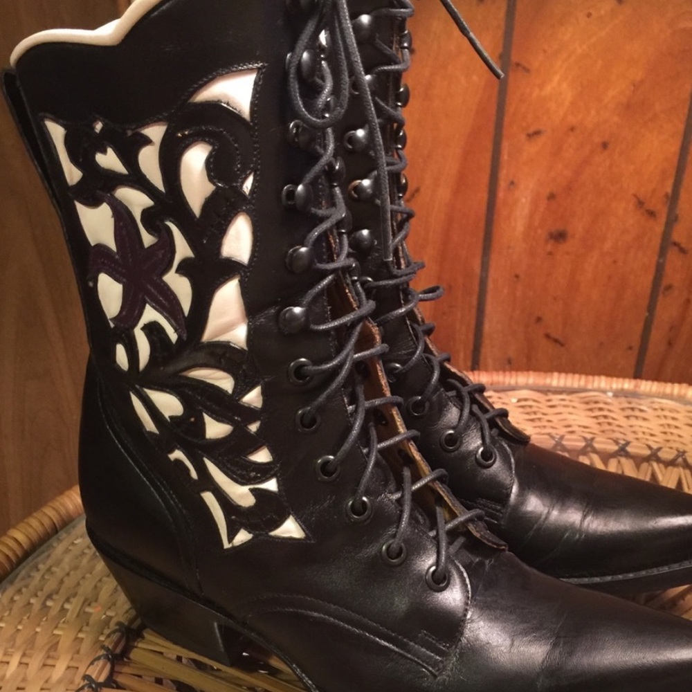 Old Gringo lace up booties 7B